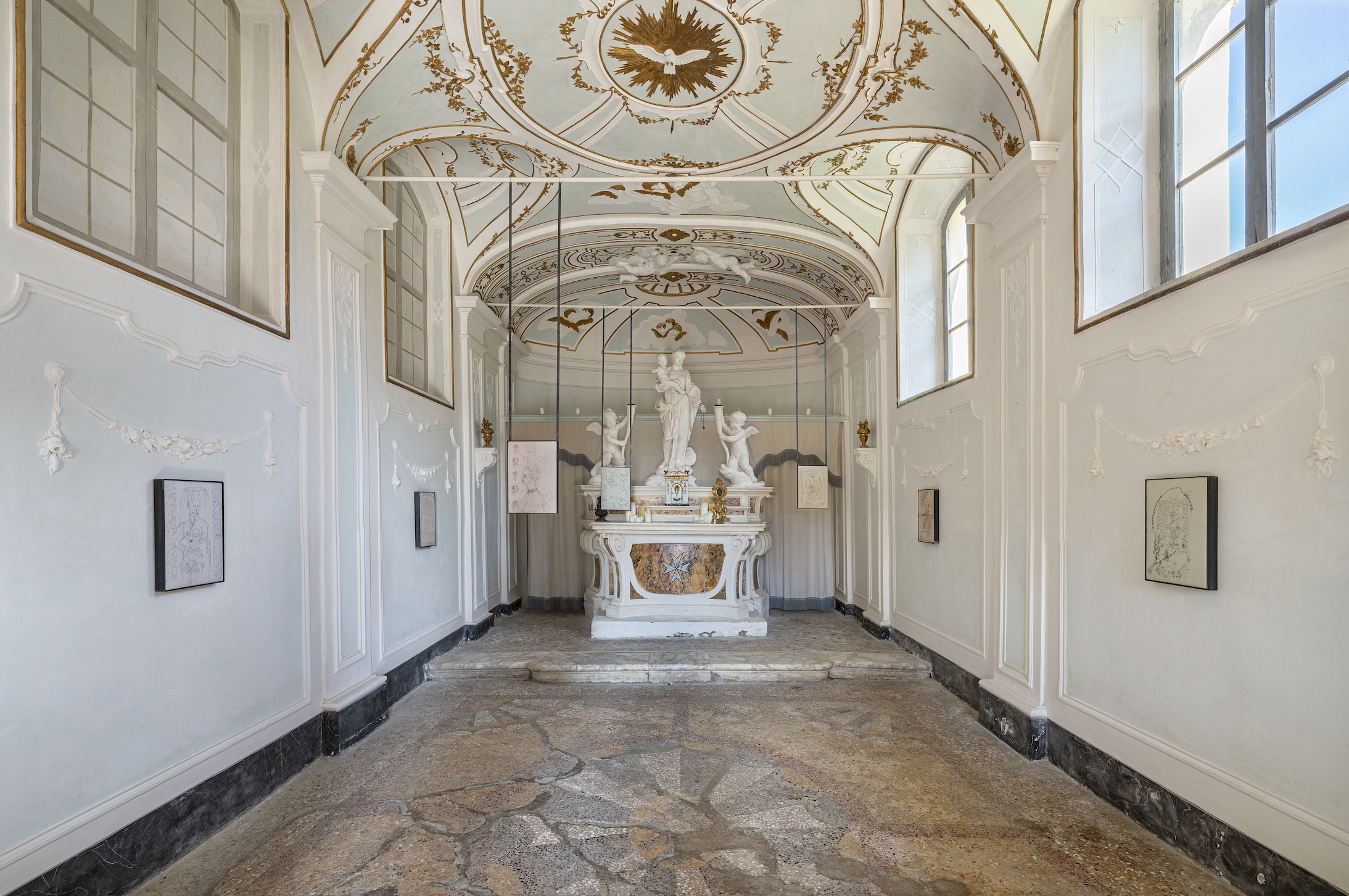 Image of “Le orecchie nelle sedie e la bocca nei cassetti”